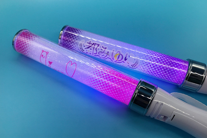 紫とピンクの文字が美しく輝くスティック型ペンライト