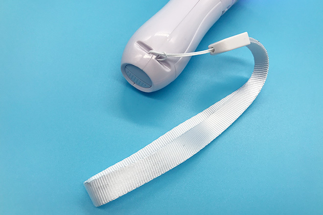 紫とピンクの文字が美しく輝くスティック型ペンライト