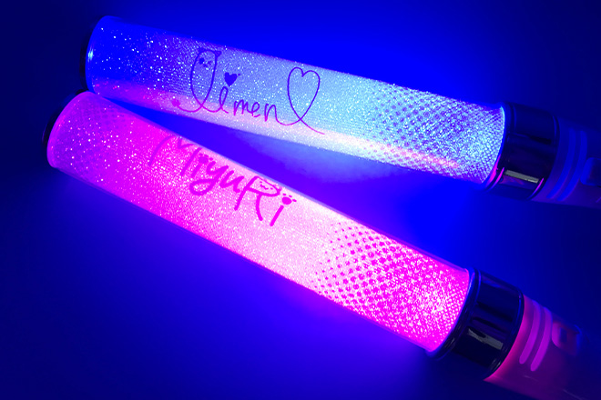 紫とピンクの文字が美しく輝くスティック型ペンライト