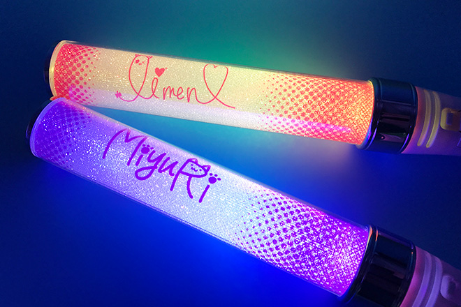 紫とピンクの文字が美しく輝くスティック型ペンライト