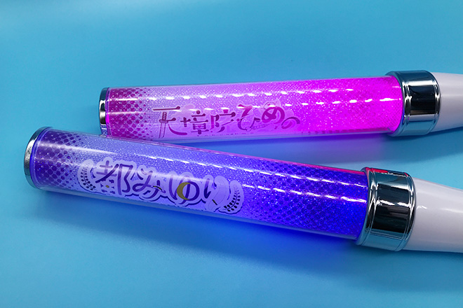 紫とピンクの文字が美しく輝くスティック型ペンライト