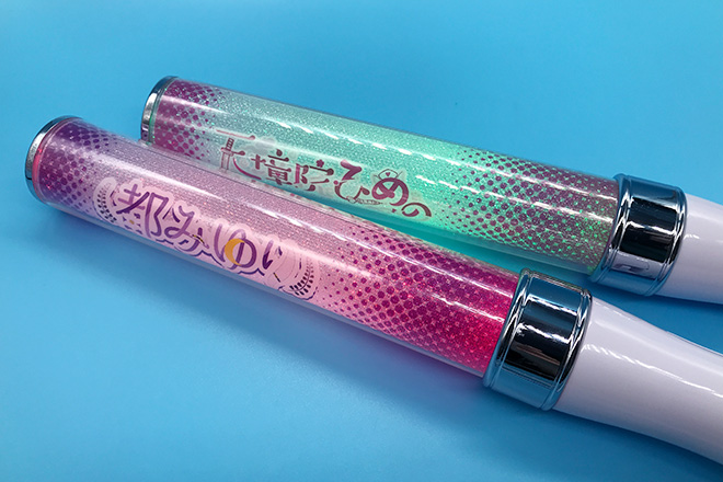 紫とピンクの文字が美しく輝くスティック型ペンライト