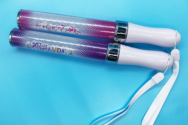 紫とピンクの文字が美しく輝くスティック型ペンライト