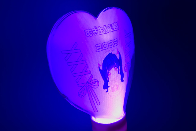 リボンと笑顔がきらめく立体型ペンライト