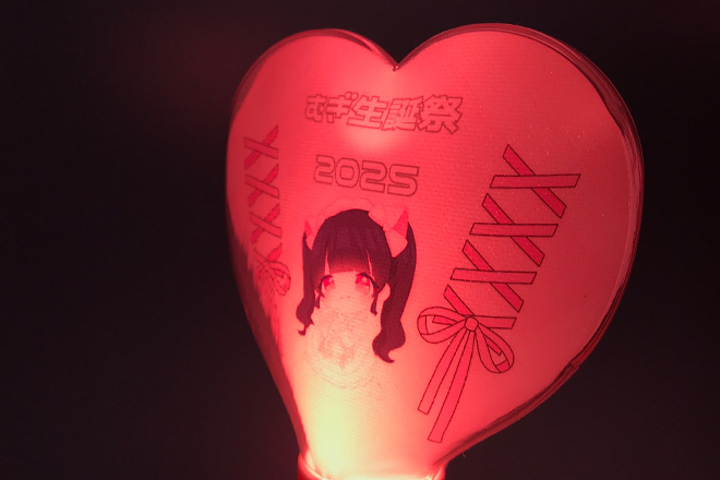 リボンと笑顔がきらめく立体型ペンライト