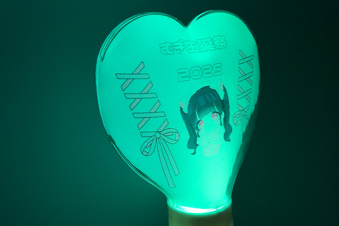 リボンと笑顔がきらめく立体型ペンライト