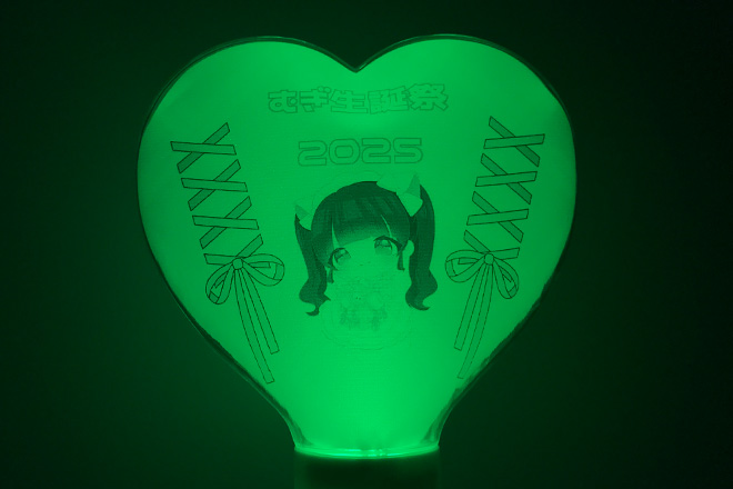 リボンと笑顔がきらめく立体型ペンライト