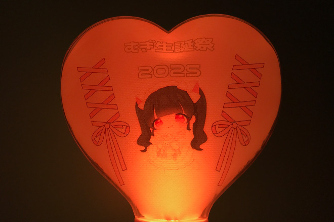 リボンと笑顔がきらめく立体型ペンライト