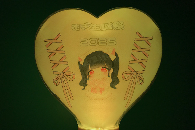 リボンと笑顔がきらめく立体型ペンライト