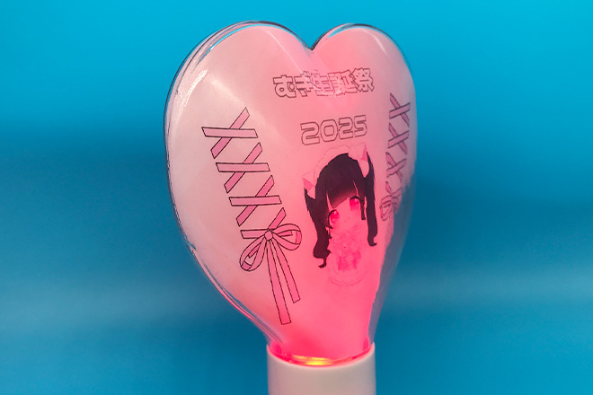 リボンと笑顔がきらめく立体型ペンライト