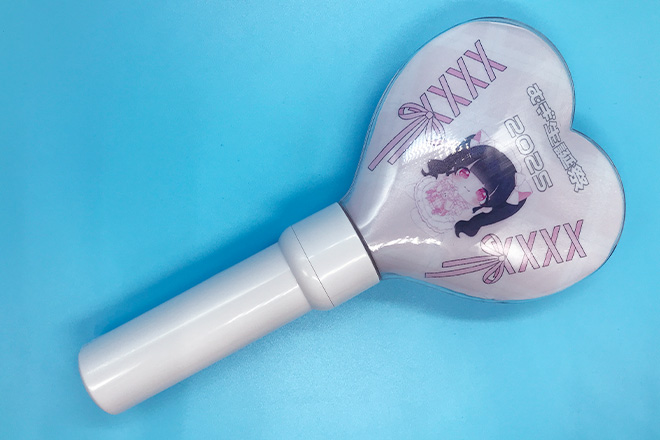 リボンと笑顔がきらめく立体型ペンライト