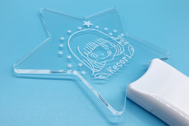 笑顔のイラストが星空に浮かぶアクリルペンライト