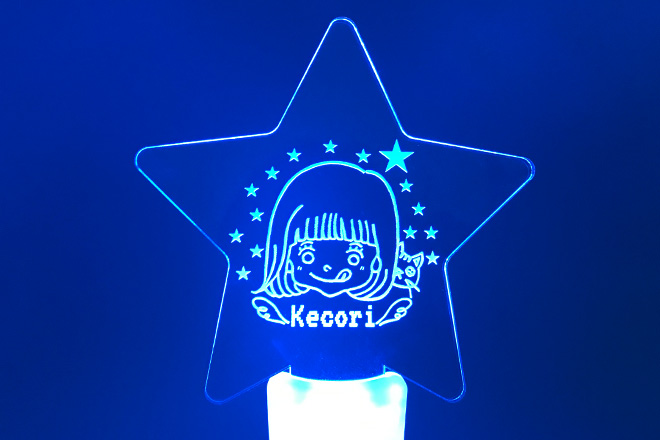 笑顔のイラストが星空に浮かぶアクリルペンライト