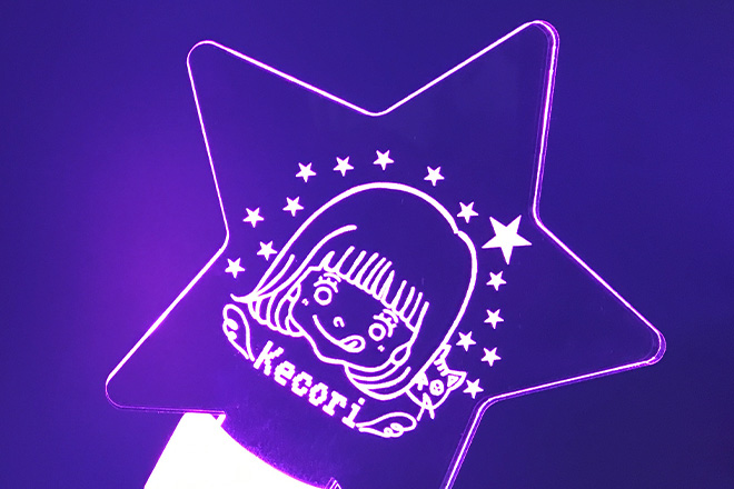 笑顔のイラストが星空に浮かぶアクリルペンライト