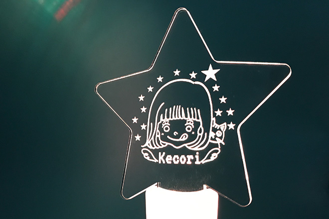 笑顔のイラストが星空に浮かぶアクリルペンライト