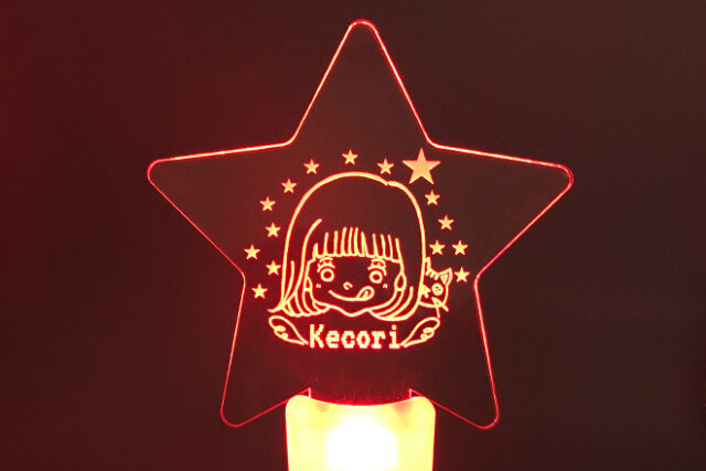 笑顔のイラストが星空に浮かぶアクリルペンライト