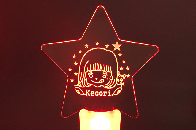 笑顔のイラストが星空に浮かぶアクリルペンライト