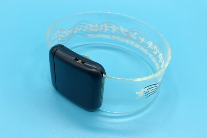 西伊豆の波模様が黄色に輝くTPUライトバングル