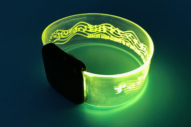 西伊豆の波模様が黄色に輝くTPUライトバングル