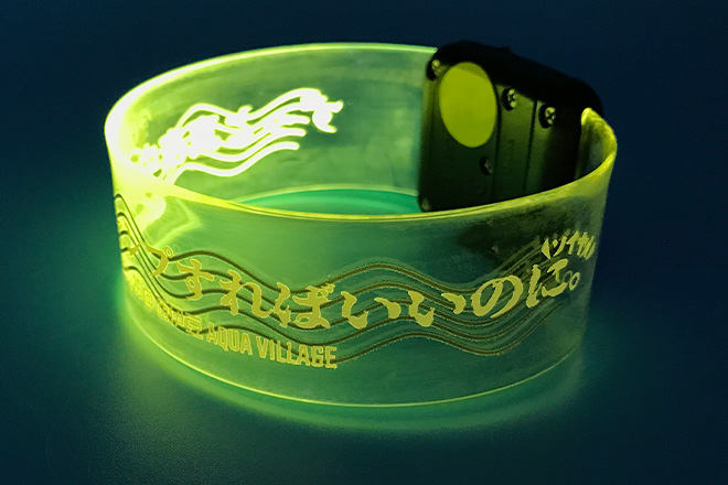 西伊豆の波模様が黄色に輝くTPUライトバングル