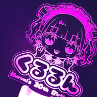 メイド衣装の女の子がほほ笑む彫刻ペンライト