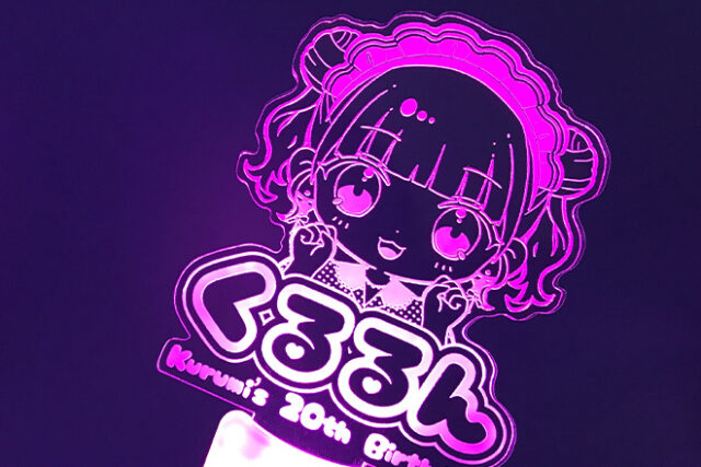 メイド衣装の女の子がほほ笑む彫刻ペンライト