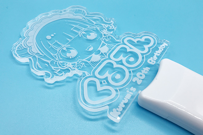 メイド衣装の女の子がほほ笑む彫刻ペンライト