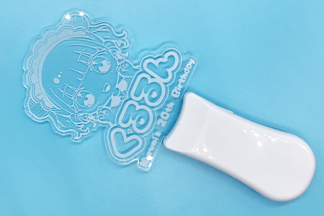 メイド衣装の女の子がほほ笑む彫刻ペンライト