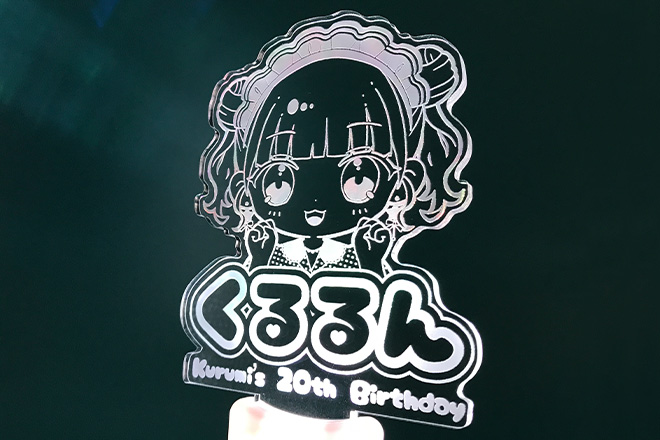 メイド衣装の女の子がほほ笑む彫刻ペンライト