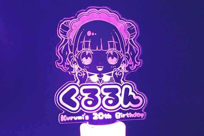 メイド衣装の女の子がほほ笑む彫刻ペンライト