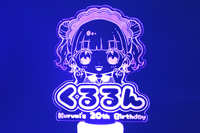 メイド衣装の女の子がほほ笑む彫刻ペンライト