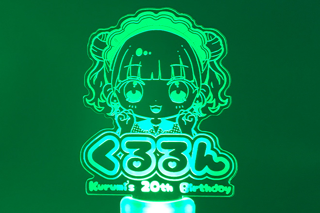 メイド衣装の女の子がほほ笑む彫刻ペンライト