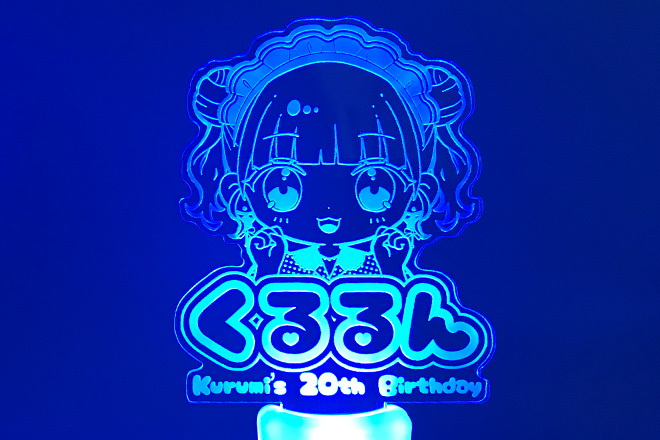 メイド衣装の女の子がほほ笑む彫刻ペンライト