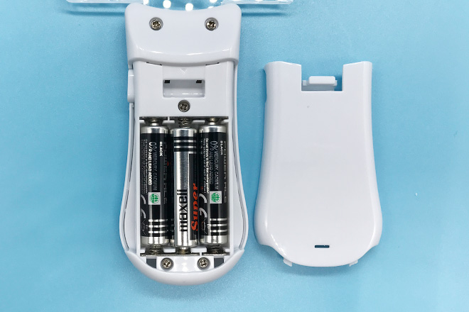 メイド衣装の女の子がほほ笑む彫刻ペンライト