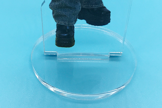 赤いトップスと笑顔が心に残るアクリルスタンド（プレートタイプ）