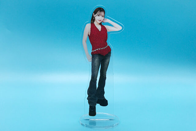 赤いトップスと笑顔が心に残るアクリルスタンド（プレートタイプ）