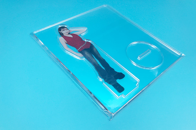 赤いトップスと笑顔が心に残るアクリルスタンド（プレートタイプ）