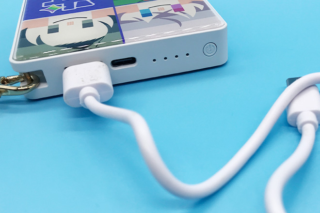 ブルーの彩りとブロック柄が印象的なモバイルバッテリー