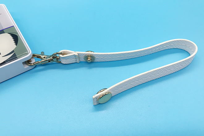 ブルーの彩りとブロック柄が印象的なモバイルバッテリー