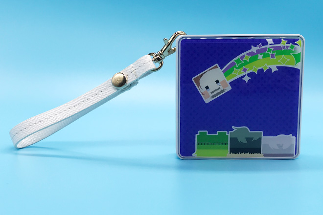 ブルーの彩りとブロック柄が印象的なモバイルバッテリー