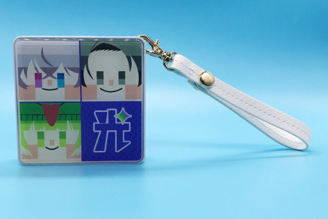 ブルーの彩りとブロック柄が印象的なモバイルバッテリー