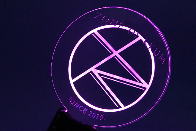 シャープで洗練されたロゴが光るアクリルペンライト