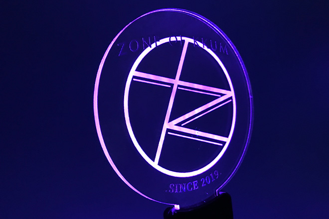 シャープで洗練されたロゴが光るアクリルペンライト