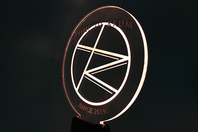 シャープで洗練されたロゴが光るアクリルペンライト