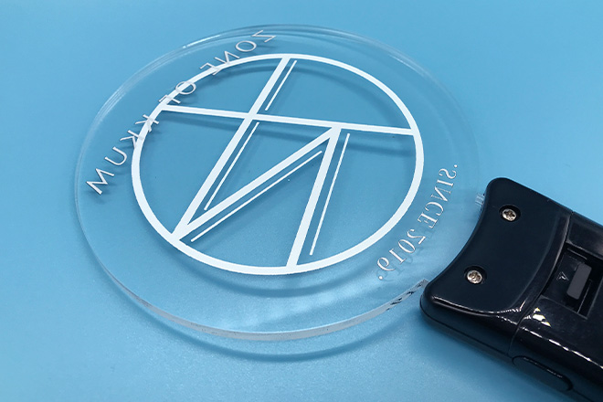 シャープで洗練されたロゴが光るアクリルペンライト