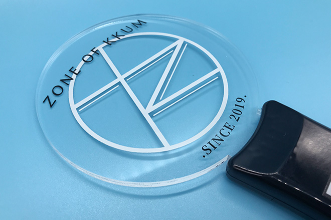 シャープで洗練されたロゴが光るアクリルペンライト