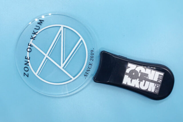 シャープで洗練されたロゴが光るアクリルペンライト