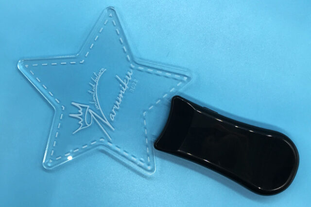 星が輝くレーザー彫刻仕上げのアクリルペンライト