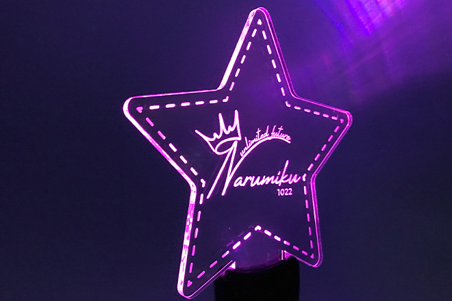 星が輝くレーザー彫刻仕上げのアクリルペンライト