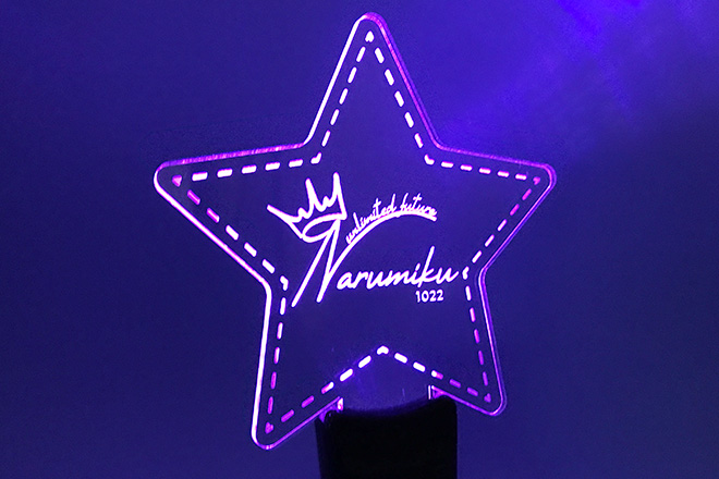星が輝くレーザー彫刻仕上げのアクリルペンライト